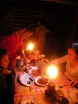 Nachtessen im Kerzenlicht, da kein Strom vorhanden